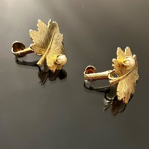Sarah Coventry Vintage Leaf Faux Pearl Gold Tone Clip On Earrings - Picture 5 of 12